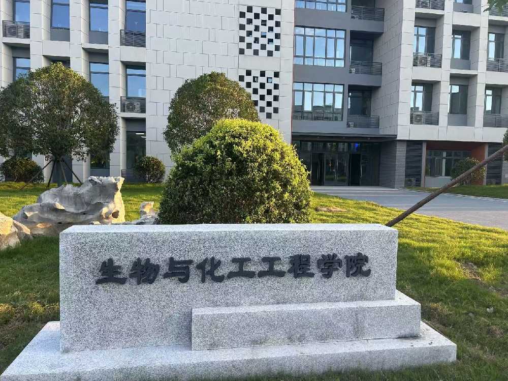 前进区扬州职业大学体育场高杆灯项目